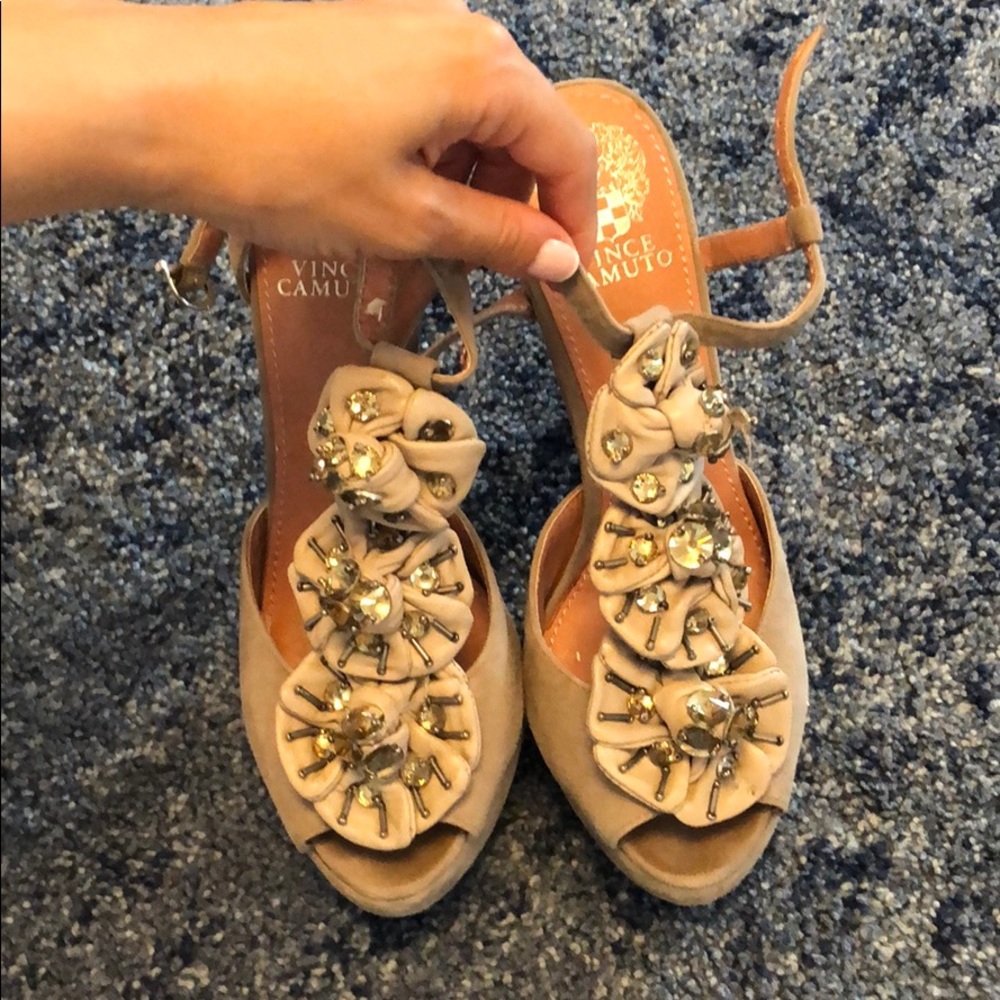 Vince camuto gray peep toe floral heel size 7.5